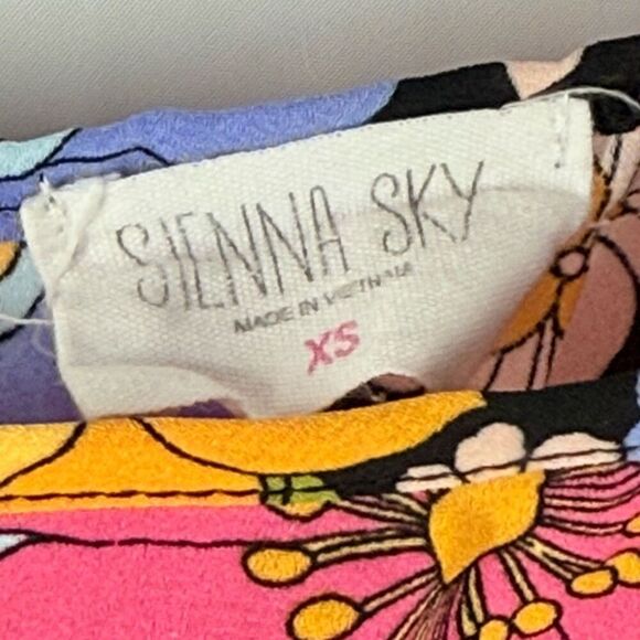 B45. Sienna Sky Puff Sleeve Open Back Floral Blouse Size X Small - Picture 3 of 8